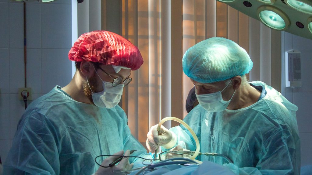 lekarze wykonujący operację laparoskopową