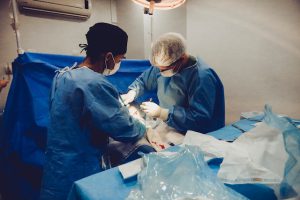 Chirurgia: Operacje chirurgiczne i rehabilitacja po zabiegach
