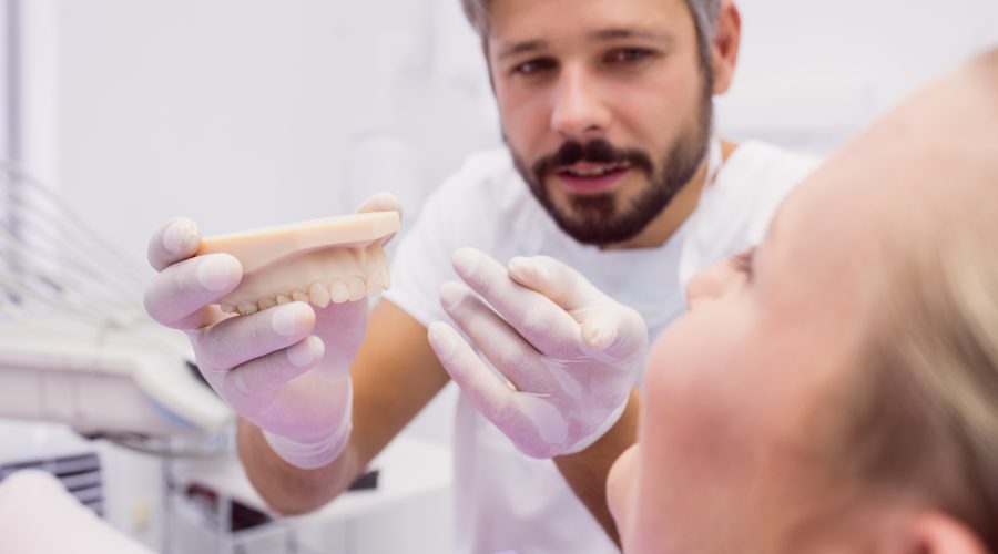 Dentysta prezentujący implant