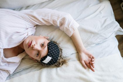 Wpływ czynników na bezsenność i metody poprawy jakości snu.