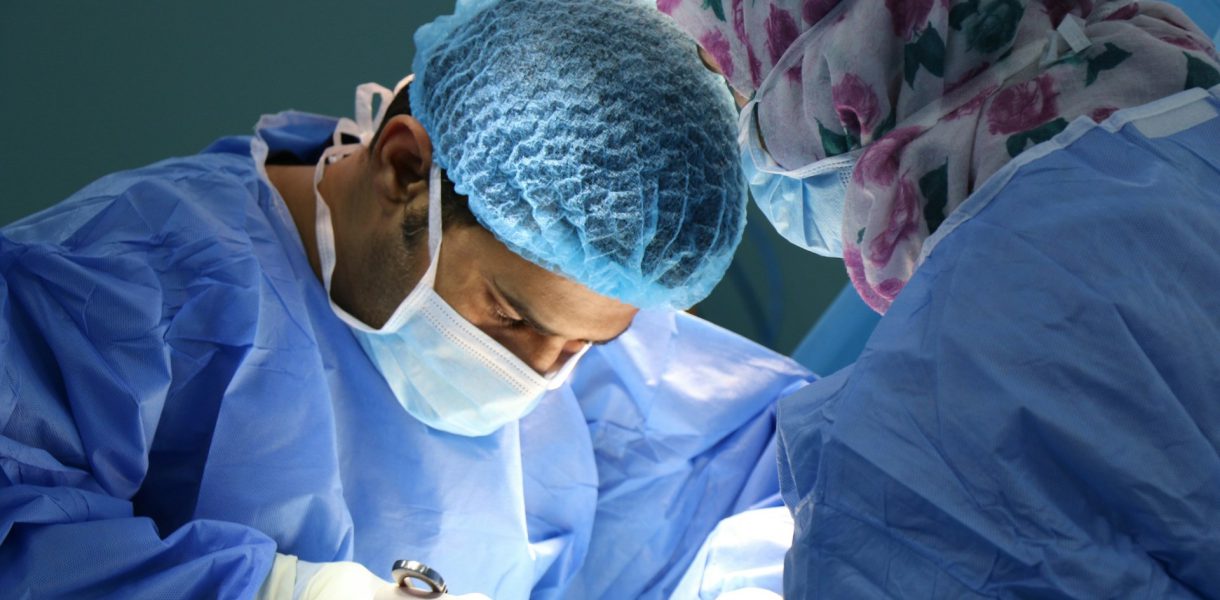 doktor wykonujący operacje laparoskopową