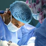 doktor wykonujący operacje laparoskopową